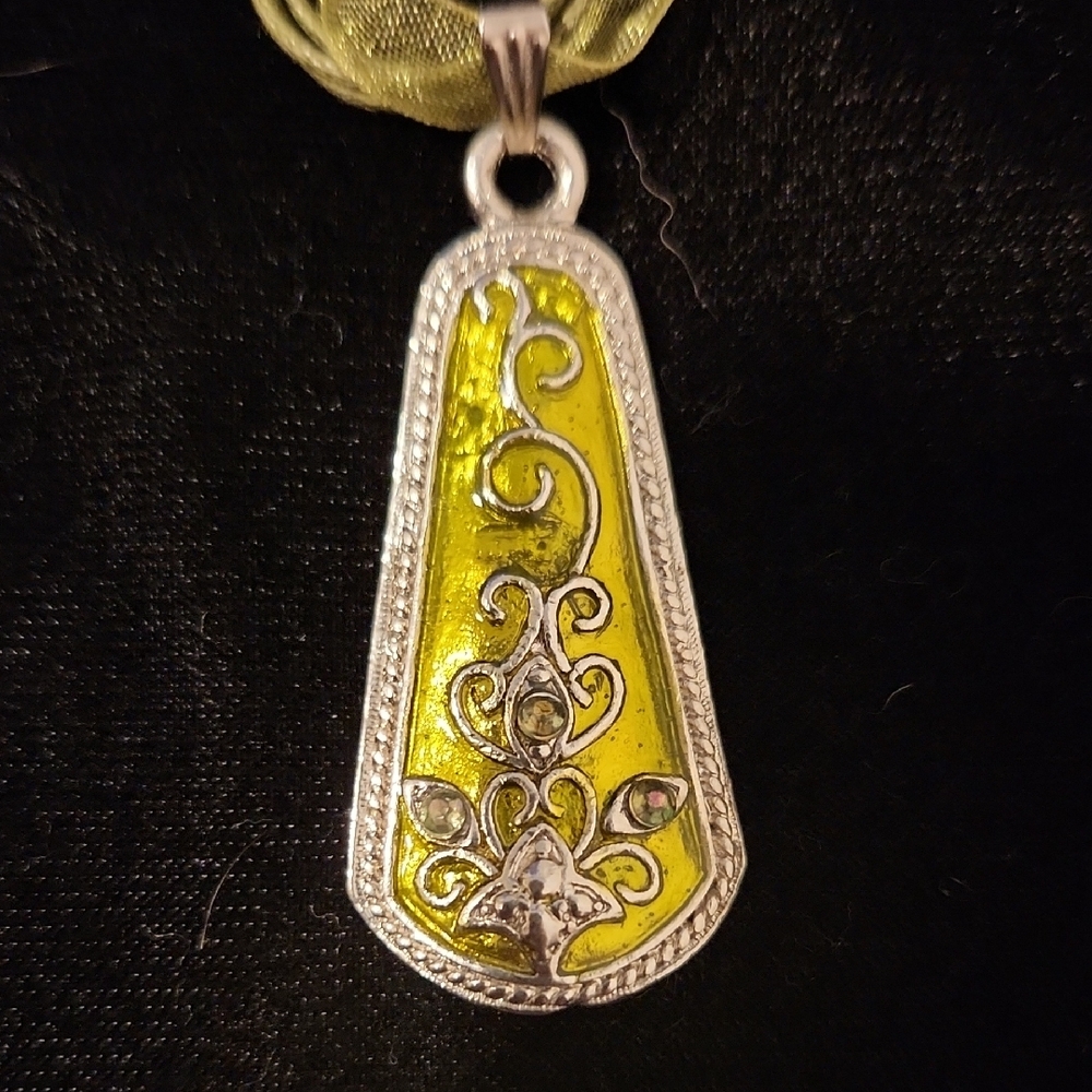 Green and Silver Teardrop Pendant Necklace - Picture 3 of 6